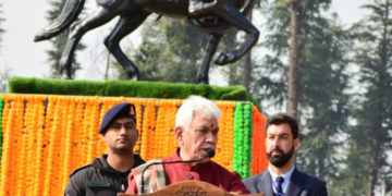 ایل جی سنہا اوروزیرا علیٰ مہاراشٹر کی کپواڑہ میں چھتر پتی شیواجی کے مجسمے کی نقاب کشائی