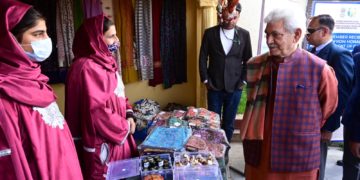 یو ٹی یوم تاسیس:لیفٹیننٹ گورنر سنہا کی مصوری کے مقابلے میں شرکت