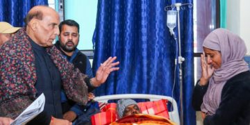 شہری ہلاکتیںـ:’انصاف ہوگا‘۔۔۔وزیر دفاع کی راجوری میں متاثرہ کنبوں سے ملاقات ‘انصاف کی یقین دہانی