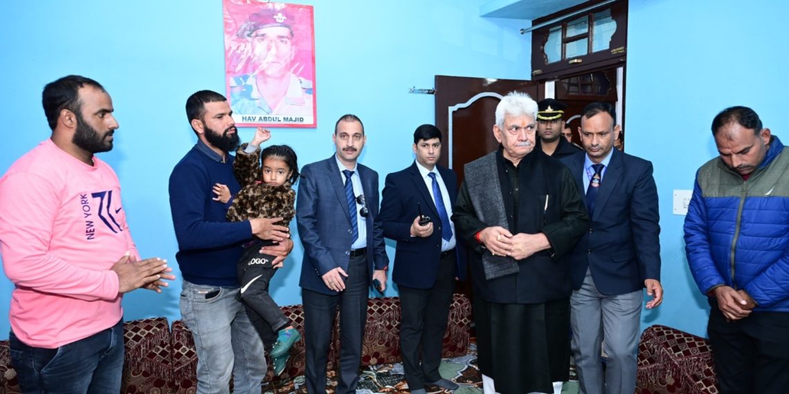 لیفٹیننٹ گورنر پونچھ میں حوالدار شہید عبدالمجید کے گھر گئے