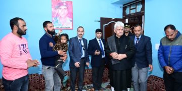 لیفٹیننٹ گورنر پونچھ میں حوالدار شہید عبدالمجید کے گھر گئے