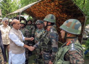 دہشت گردوں سے لڑیں لیکن ہم وطنوں کو نقصان نہ پہنچائیں: راجناتھ سنگھ
