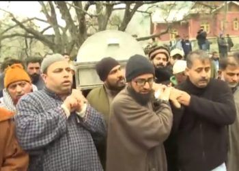 ریٹائرڈ ایس ایس پی کی آخری رسومات ادا، نماز جنازہ میں ہزاروں لوگوں کی شرکت.