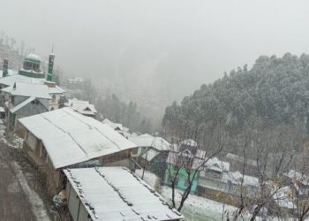 وادی کے پہاڑی علاقوں میں برفباری، میدانی علاقوں میں بارشیں