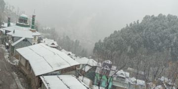 وادی کے پہاڑی علاقوں میں برفباری، میدانی علاقوں میں بارشیں