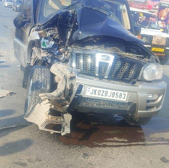 محبوبہ مفتی کی گاڑی کو حادثہ‘ عمر عبداللہ نے تحقیقات کا کیا مطالبہ