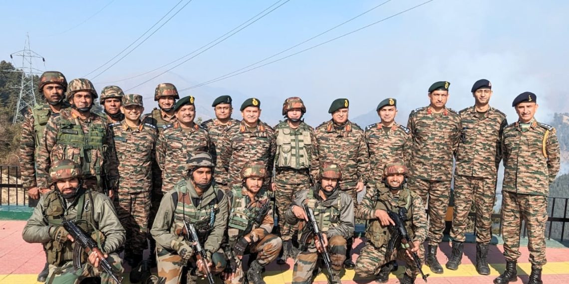 فوج کی پندرہویں کمان کے کمانڈر کا گریز سیکٹرکا دورہ