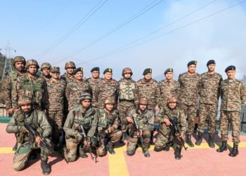 فوج کی پندرہویں کمان کے کمانڈر کا گریز سیکٹرکا دورہ