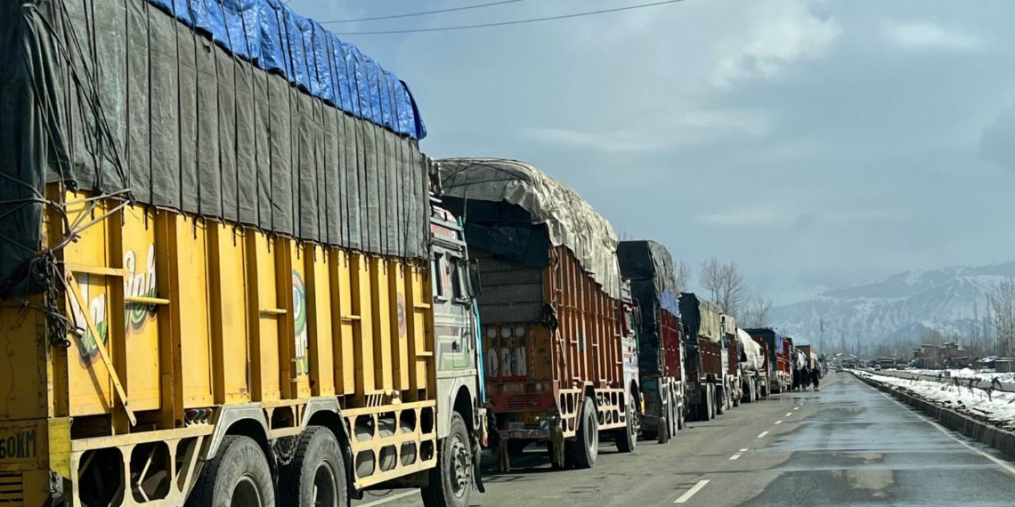 سرینگر، جموں قومی شاہراہ پر ایک روز بعد ٹریفک بحال