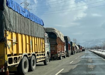 سرینگر، جموں قومی شاہراہ پر ایک روز بعد ٹریفک بحال