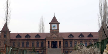 سرینگر کے تاریخی امر سنگھ کالج میں سفیدے کے درخت کاٹنے پر لوگوں میں ناراضگی