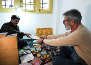 میٹ پیپر:پیپر ماشی دستکاروں سے براہ راست چیزیں خریدنے والی کینیڈا کی تنظیم