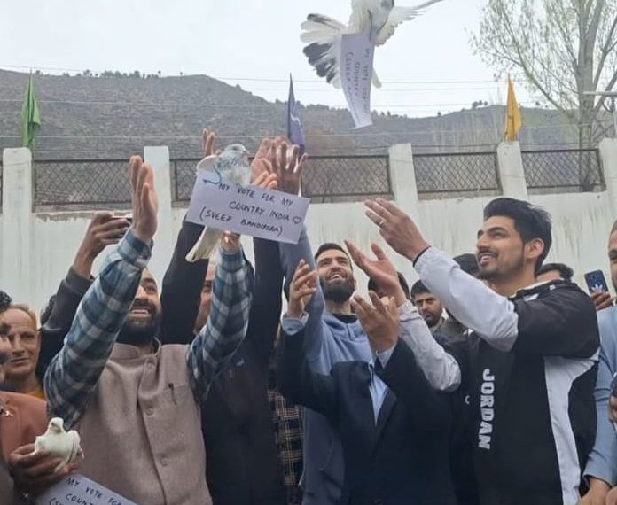 کبوتروں کے ذریعے ووٹروں کو آگاہی فراہم کرنے کا منفرد انداز