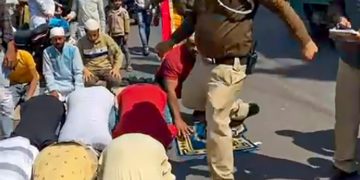 دہلی میں نماز جمعہ کی ادائیگی کے دوران نمازی کی مار پیٹ