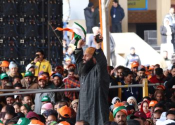 مودی کو سننے کیلئے لوگوں کی ایک بڑی بھیڑ کئی گھنٹے قبل ہی بخشی اسٹیڈئم کے باہر جمع ہوئی تھی