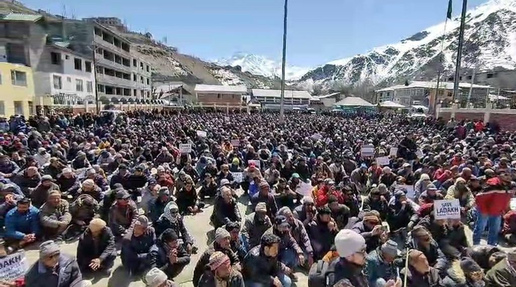 ریاستی درجے کی بحالی کامطالبہ :کرگل میں ہڑتال، احتجاجی جلوس برآمد
