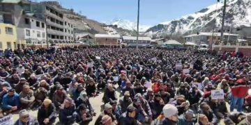 ریاستی درجے کی بحالی کامطالبہ :کرگل میں ہڑتال، احتجاجی جلوس برآمد