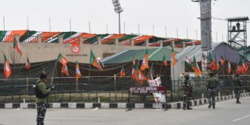 وزیر اعظم مودی کے دورے کے موقع پر بخشی اسٹیڈیم کو قومی ترنگے میں لپیٹ دیا گیا