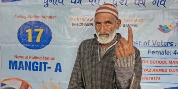 ڈوڈہ:قوت سماعت اور قوت گویائی سے محروم گاوں کے لوگوں نے بھی ووڈ ڈالا