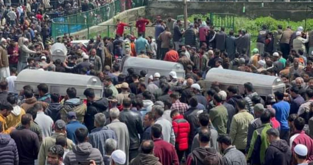 سری نگر کشتی الٹنے کا واقعہ:دو جڑواں بھائیوں اور ان کی ماں کو ایک ہی قبر میں سپرد لحد