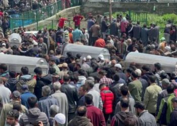 سری نگر کشتی الٹنے کا واقعہ:دو جڑواں بھائیوں اور ان کی ماں کو ایک ہی قبر میں سپرد لحد