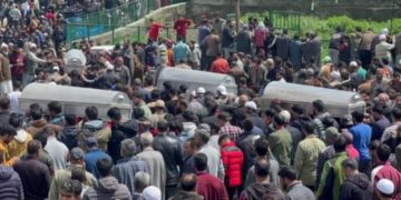 سری نگر کشتی الٹنے کا واقعہ:دو جڑواں بھائیوں اور ان کی ماں کو ایک ہی قبر میں سپرد لحد
