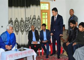 سرینگر کشتی الٹنے کا سانحہ:ایل جی سنہا کی متاثرین سے ملاقات