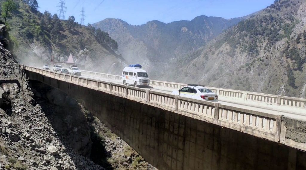 سرینگر‘جموںشاہراہ پر یکطرفہ ٹریفک بحال‘درماندہ گاڑیوں کو چلنے کی اجازت