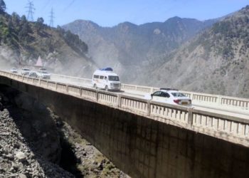 سرینگر‘جموںشاہراہ پر یکطرفہ ٹریفک بحال‘درماندہ گاڑیوں کو چلنے کی اجازت