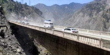 سرینگر‘جموںشاہراہ پر یکطرفہ ٹریفک بحال‘درماندہ گاڑیوں کو چلنے کی اجازت