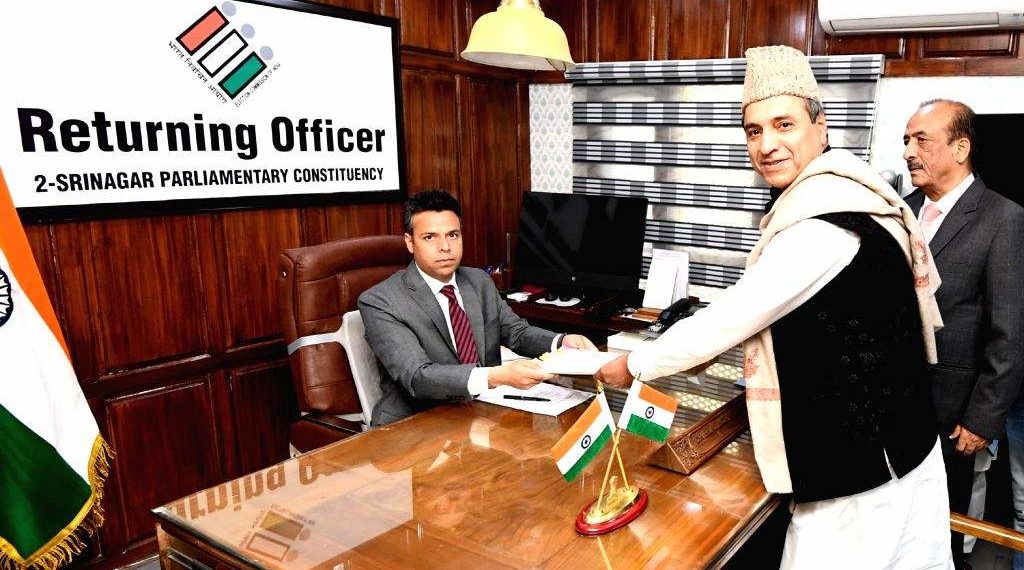 محمد اشرف میر نے سرینگر نشست سے کاغذات نامزدگی داخل کئے