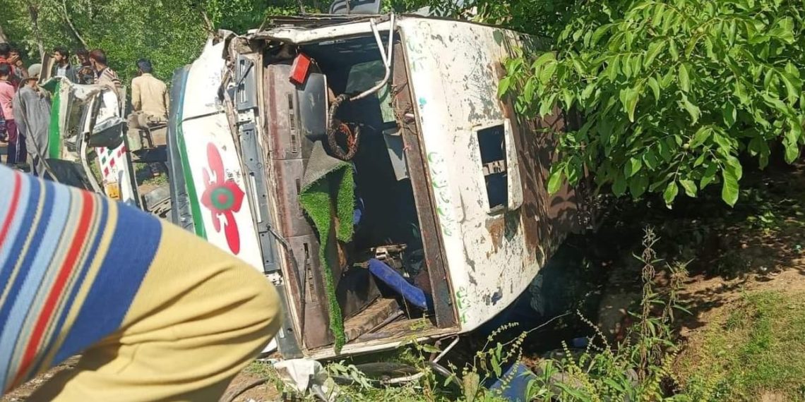 بارہمولہ سڑک حادثہ :تین افراد جاں بحق‘ 20دیگر زخمی