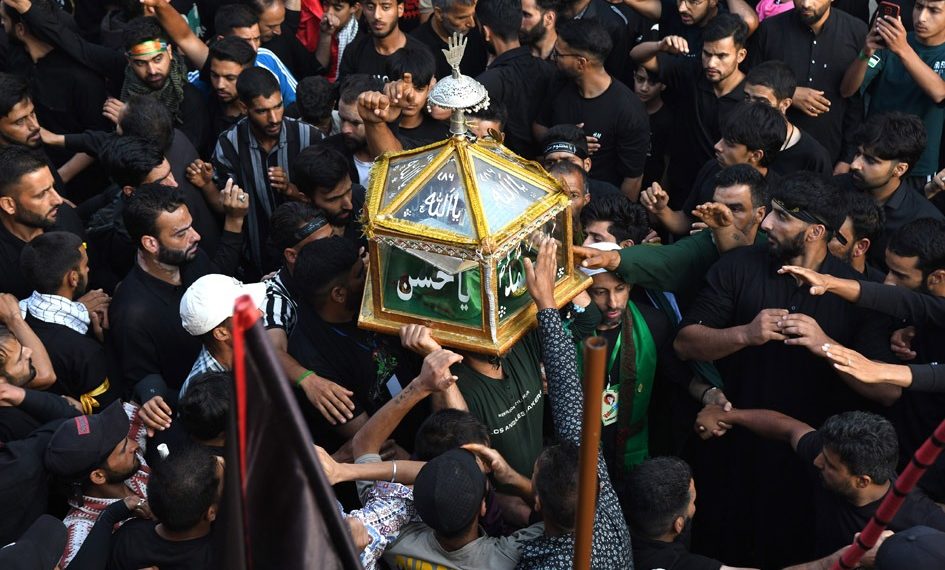 سرینگر میں تاریخی جلوس عزا بر آمد، ہزاروں عزاداروں کی شرکت