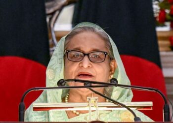 بنگلہ دیش بحران: شیخ حسینہ استعفیٰ دینے کے بعد ہندوستان روانہ