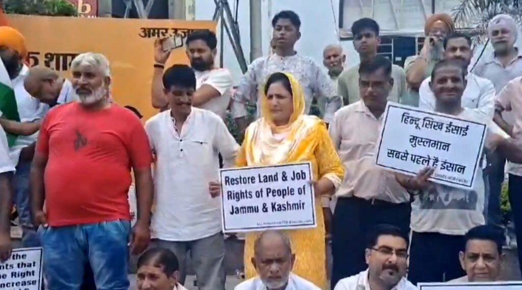 جموں کشمیر کا ریاستی درجہ بحال کرنے کیلئے اپوزیشن کا جموں میں احتجاج