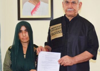 ریاسی حملہ:ایل جی نے جاں بحق ہونے والے بس ڈرائیور کی اہلیہ کو تقرری نامہ دیا