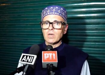 ایل جی سے ملاقات:عمر نے حکومت سازی کا دعویٰ پیش کیا