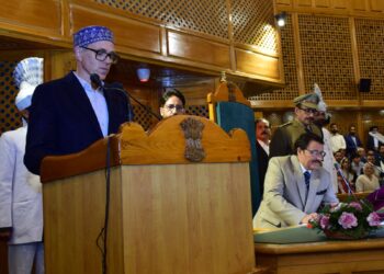 نومنتخب ممبران اسمبلی نے حلف لیا ‘عمر کاکشمیر زبان کا انتخاب