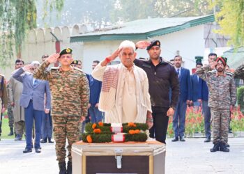 بارہمولہ حملہ میں جاںبحق فوجیوں کو ایل جی کا گلہائے عقیدت