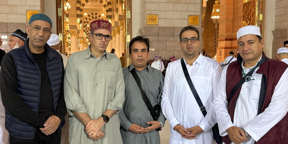 ڈاکٹر فاروق ‘ عمر عبداللہ عمرہ کی ادائیگی کیلئے مدینہ پہنچیں
