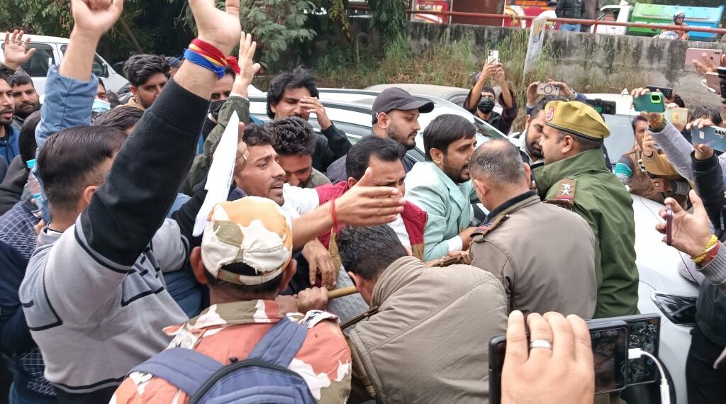 پولیس کانسٹیبلوں کی ۴۰۰۲ خالی آسامیوں اور۵۹ء۵ لاکھ سے زیادہ امیدوار