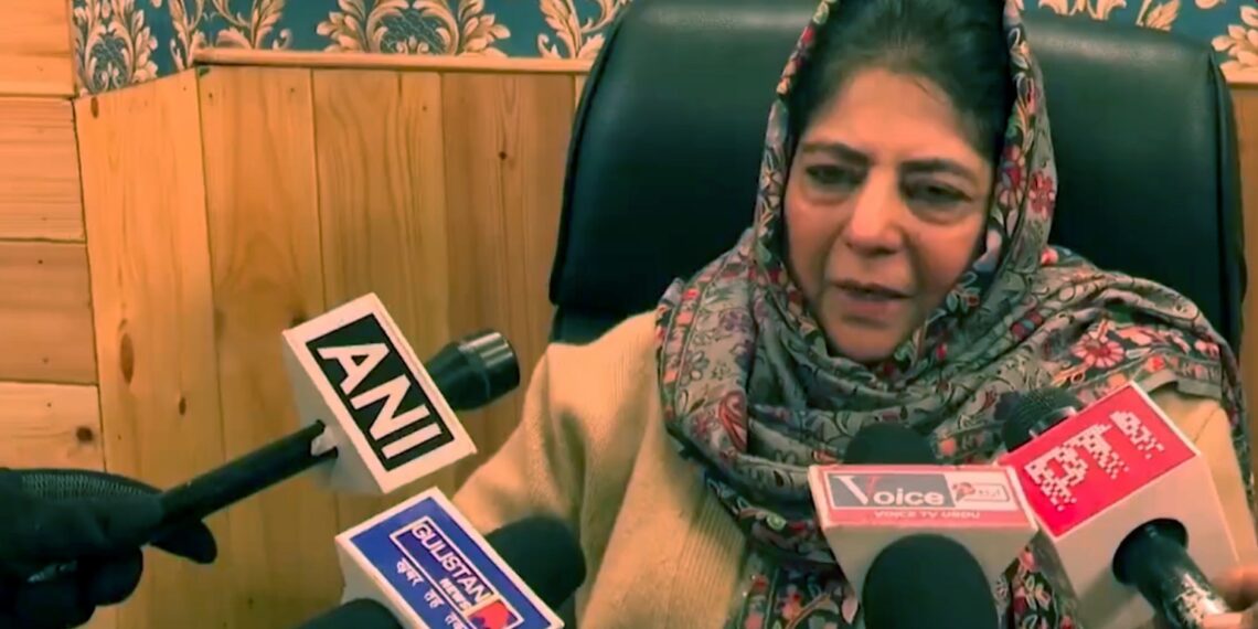 جی ایس ٹی میں مجوزہ اضافے سے کشمیری شال کی دستکاری ختم ہو جائیگی: محبوبہ مفتی