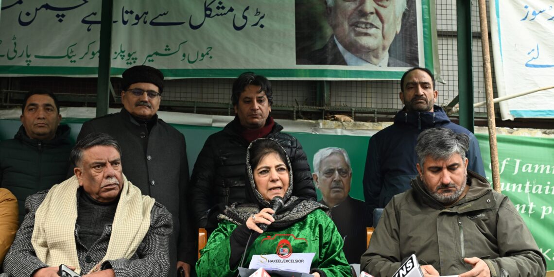 ’محبوبہ کی سیٹلائٹ ٹاؤن شپ منصوبے پر تنقید ‘بتائیں ان میں کس کو بساجائیگا؟‘