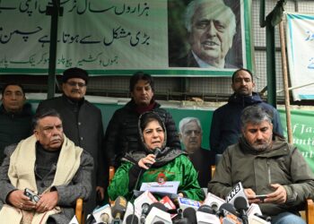 ’محبوبہ کی سیٹلائٹ ٹاؤن شپ منصوبے پر تنقید ‘بتائیں ان میں کس کو بساجائیگا؟‘