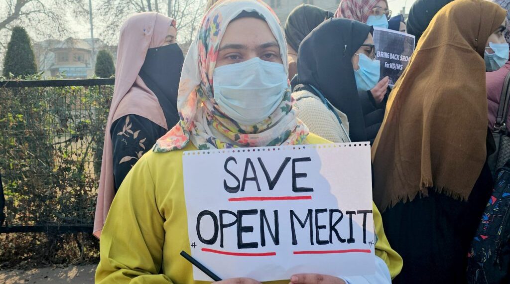 جی ایم سی سرینگر طلبا کا ریزرویشن پالیسی کے خلاف احتجاج ایس آر او ۴۹کولاگو کرنے کا مطالبہ