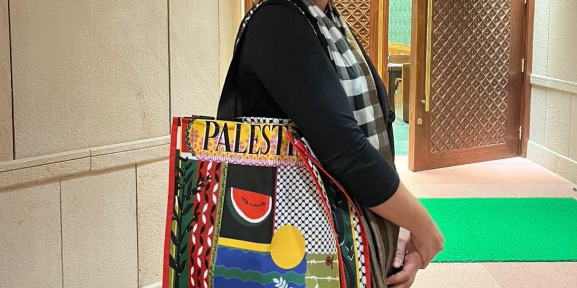 کانگریسی لیڈرپرینکا گاندھی فلسطینی حمایت والا بیگ اٹھا کر پارلیمنٹ میں جاپہنچی