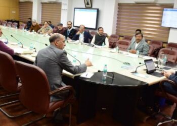 وزیر اعلی عمر عبداللہ نے جموں و کشمیر میں بڑے پن بجلی منصوبوں کی جلد تکمیل پر زور دیا