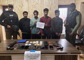 سری نگر پولیس نے پولیس کمانڈوز کا روپ دھار کر ہائی وے ڈاکووں کو گرفتار کرلیا