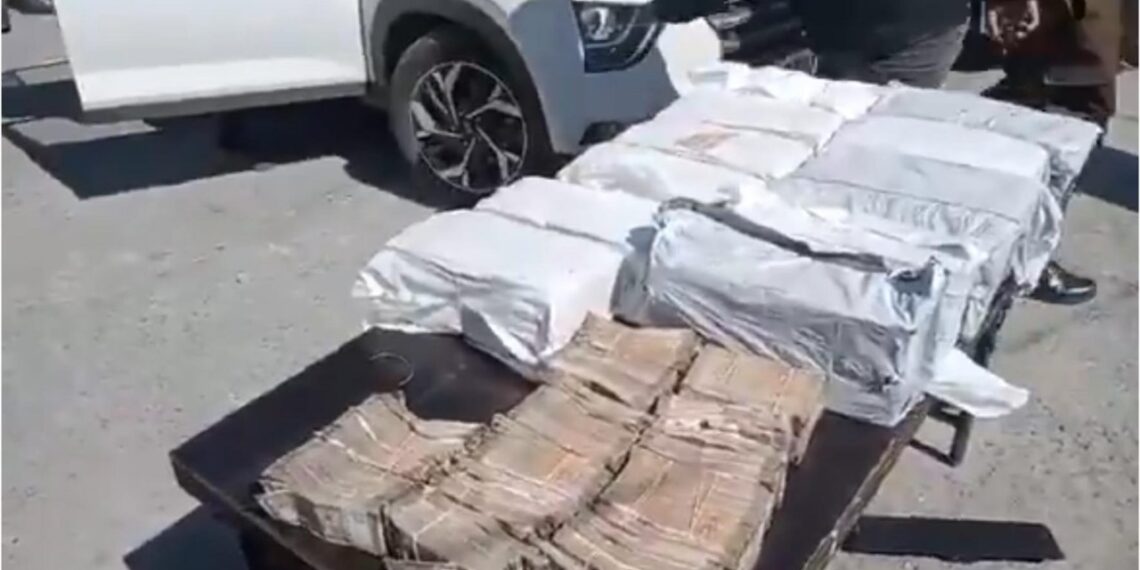 لکھن پور میں نجی گاڑی سے کروڑوں روپے برآمد، دو کشمیری گرفتار