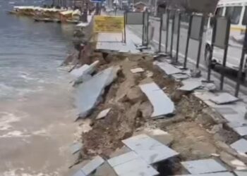 سرینگر کے بلیوارڈ روڈ پر گھاٹ نمبر 17 کے قریب واک وے کا ایک حصہ ڈھہ گیا
